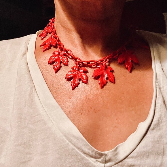Vintage celluloid? Red leaf necklace with toggle clasp. - Picture 8 of 8